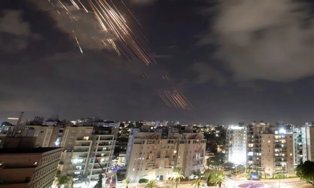 Misiles iraníes sobre Israel. Foto Amir Cohen/Reuters/Diario de Cuba