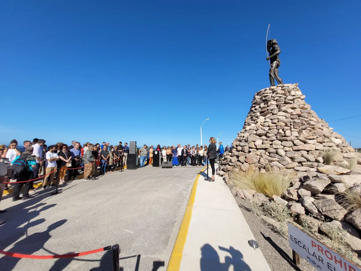 Turistas en el monumento al Indio Tehuelche