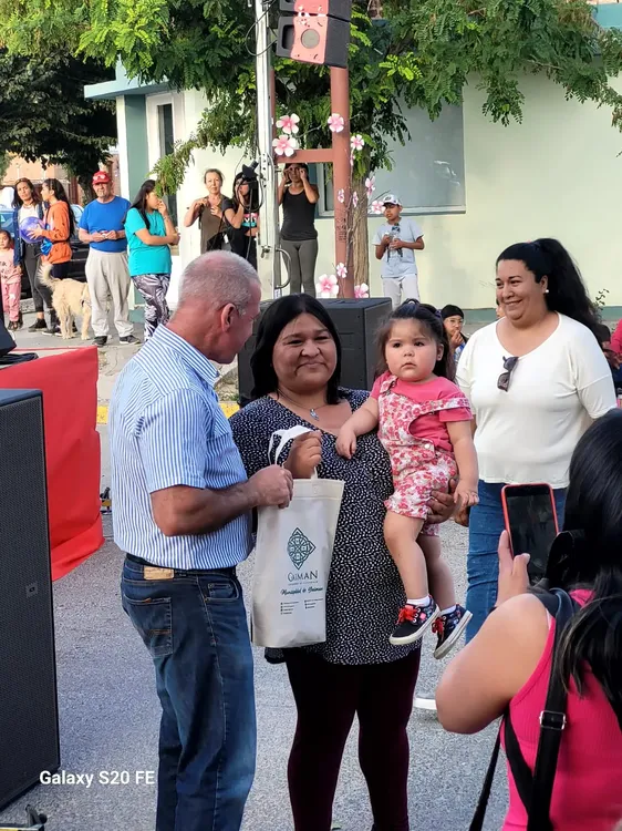 Dario James en la primera fiesta regional de la cereza