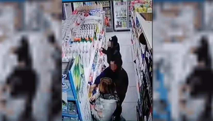 CUATRO MUJERES ACOMPAÑADAS POR UN NIÑO ROBAN EN UN MERCADO: QUEDAN CAPTADAS EN CÁMARA