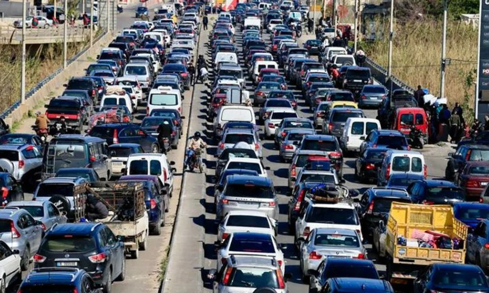 Miles de personas intentan abandonar la región en medio de cierres de aeropuertos.