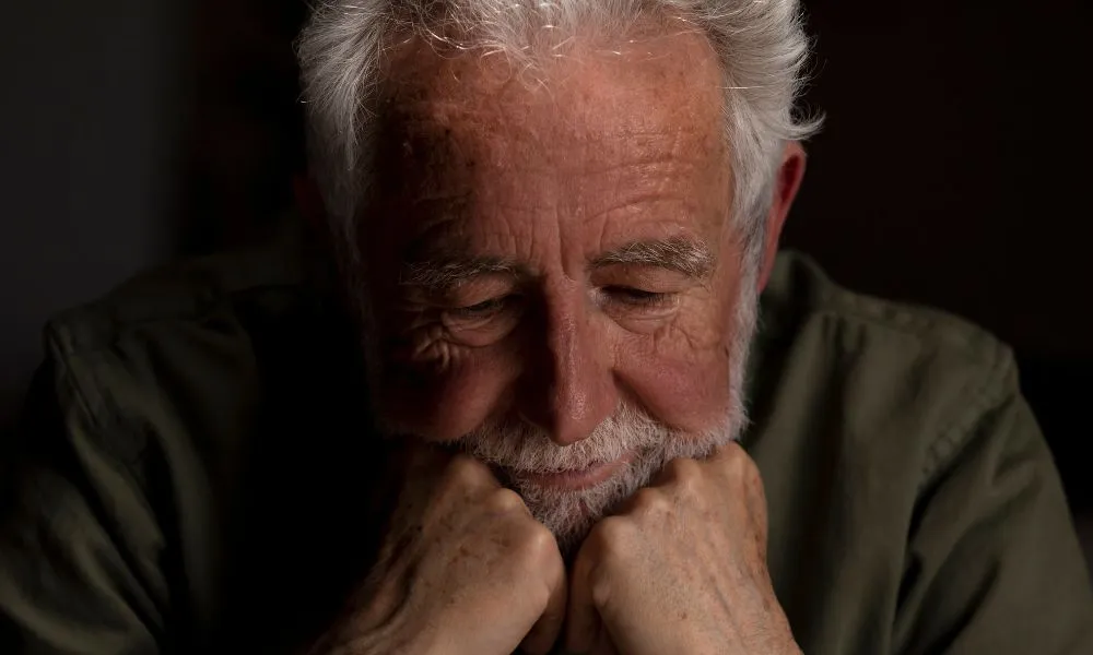 Adulto mayor triste