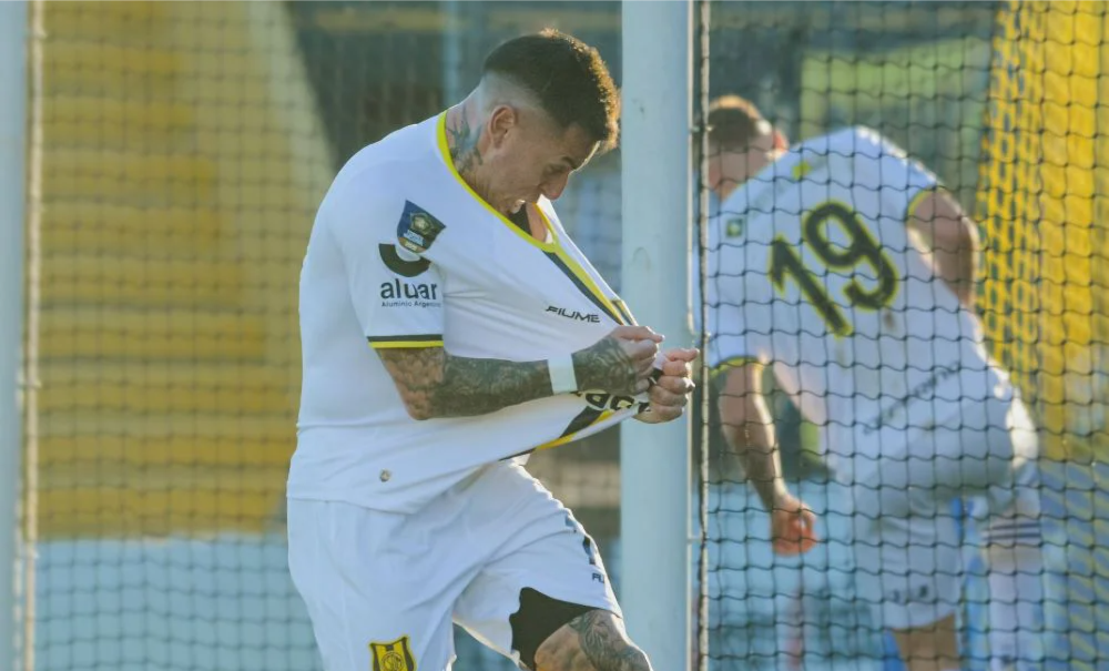 El Aurinegro remontó una desventaja sobre el final y evitó una derrota.