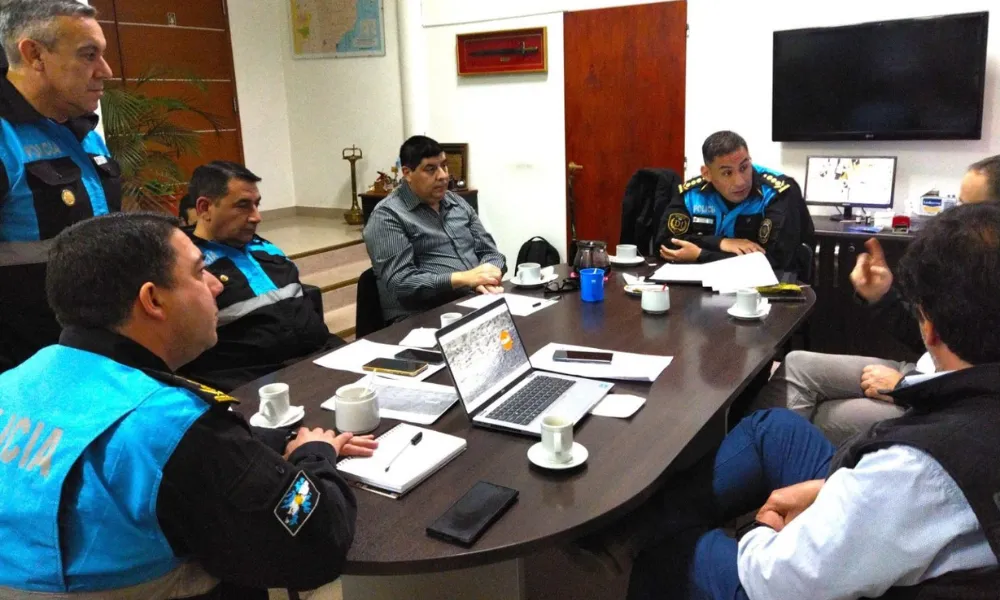 Reunión entre autoridades policiales y representantes de empresas de comunicación
