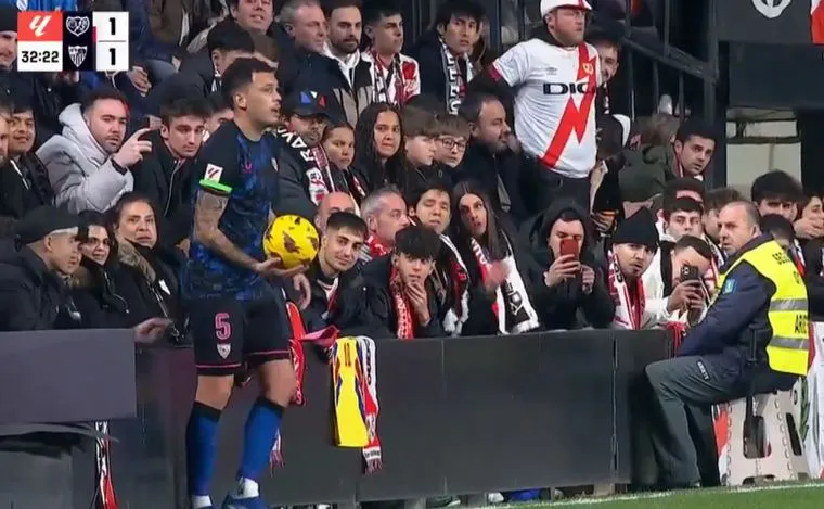 UN HINCHA RIVAL TOQUETEÓ A LUCAS OCAMPO