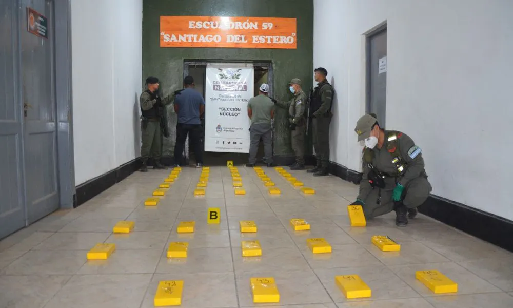 Detuvieron a dos hombres que trasladaban 46 kilos de cocaína ocultos en un camión