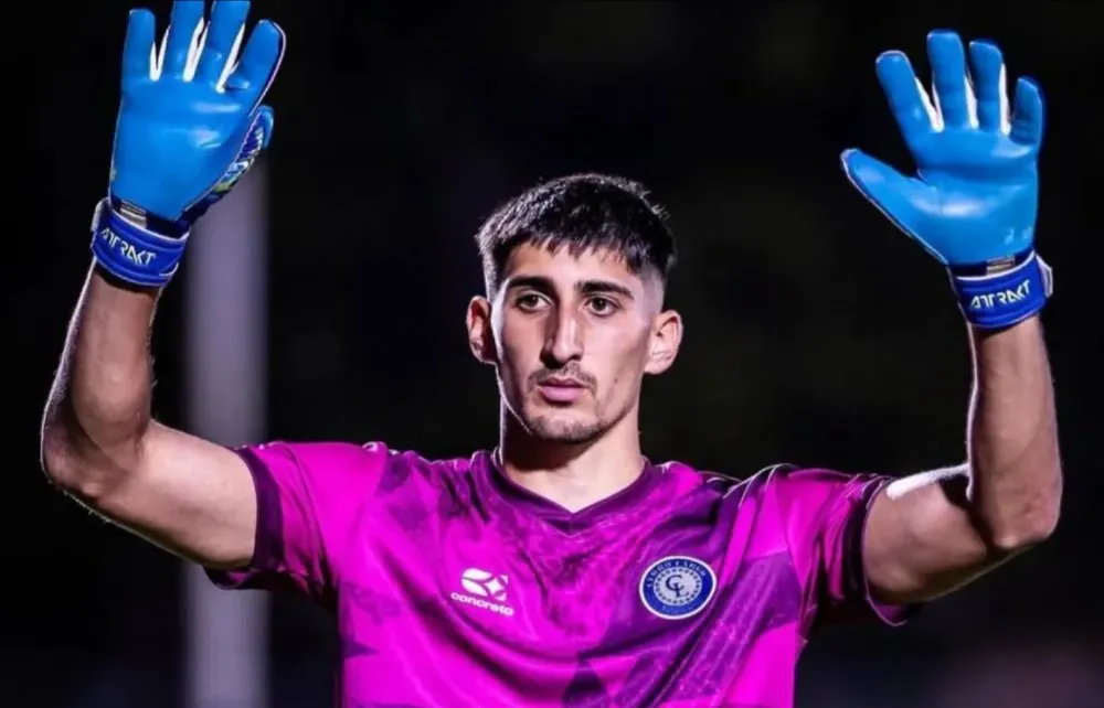 Arquero argentino en Uruguay hace un gol de arco a arco