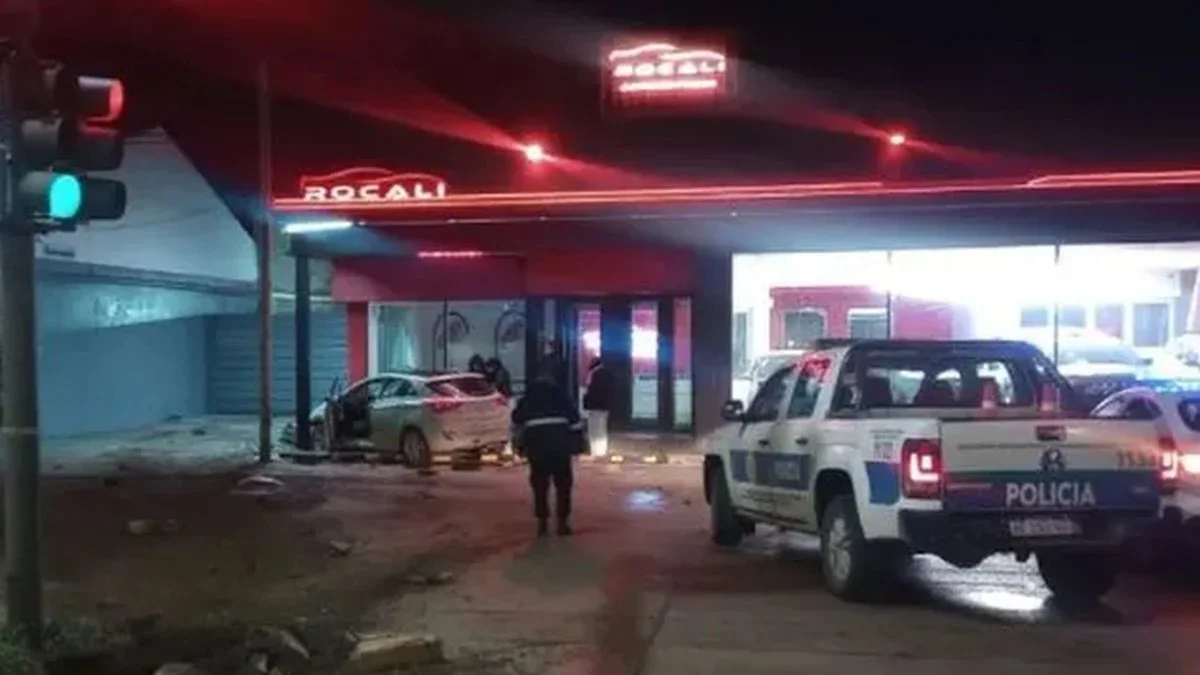 alcoholizado chocó contra concesionaria