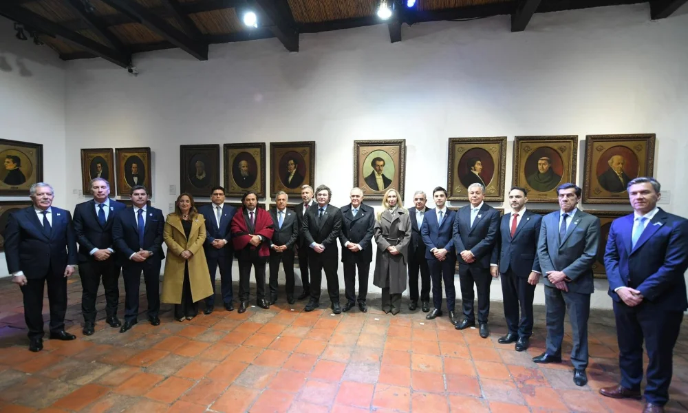 Javier Milei junto a Gobernadores en el 9bde Julio 