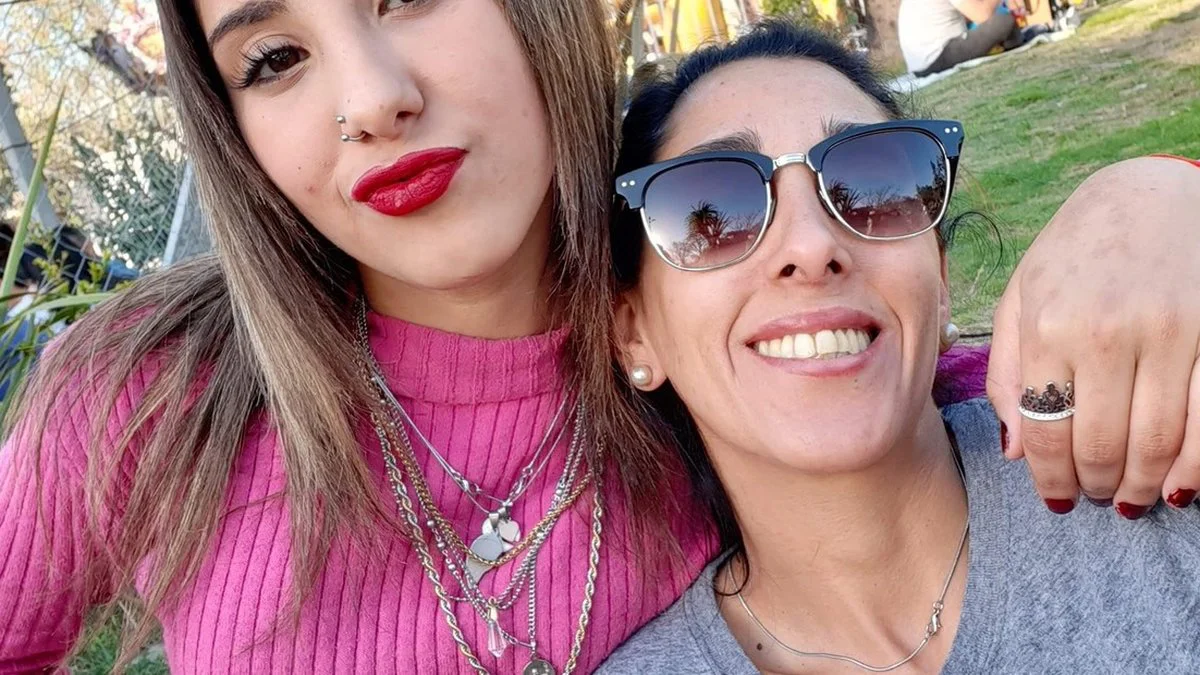 Lara Fernández con su mamá (Clarín)