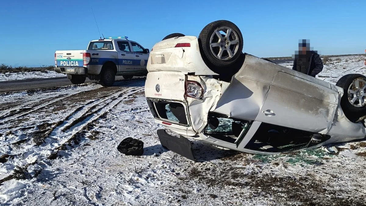 Una pareja volcó en la Ruta 3 por la nieve foto Del Mar Digital