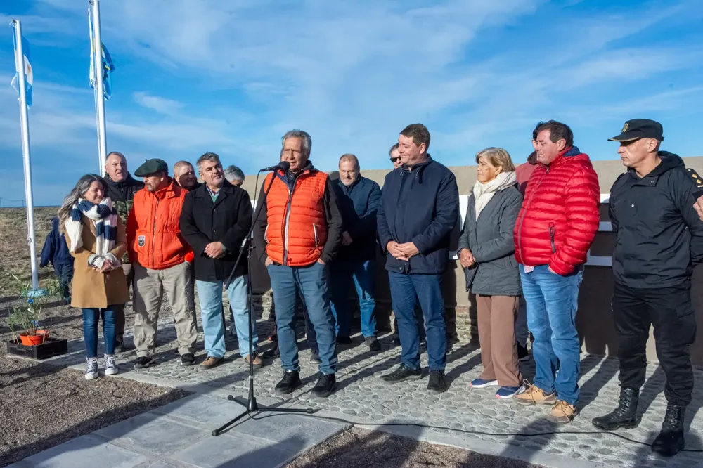 Biss y vecinos inauguraron el pórtico de acceso a la playa Cangrejales I