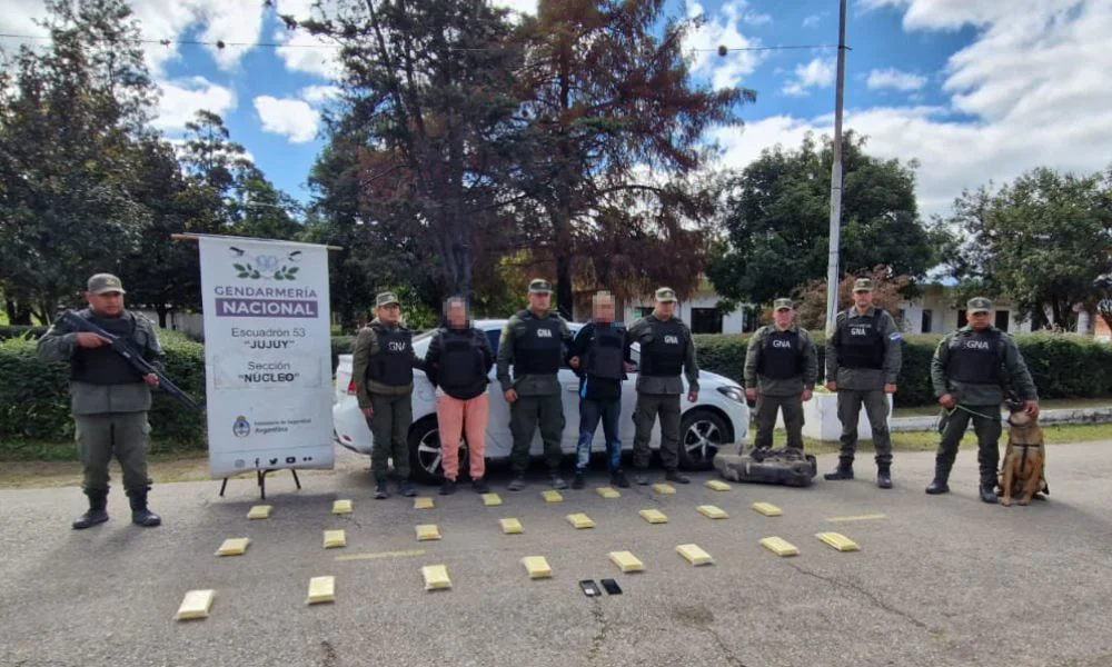 Hallan 25 kilos de cocaína oculta en un vehículo