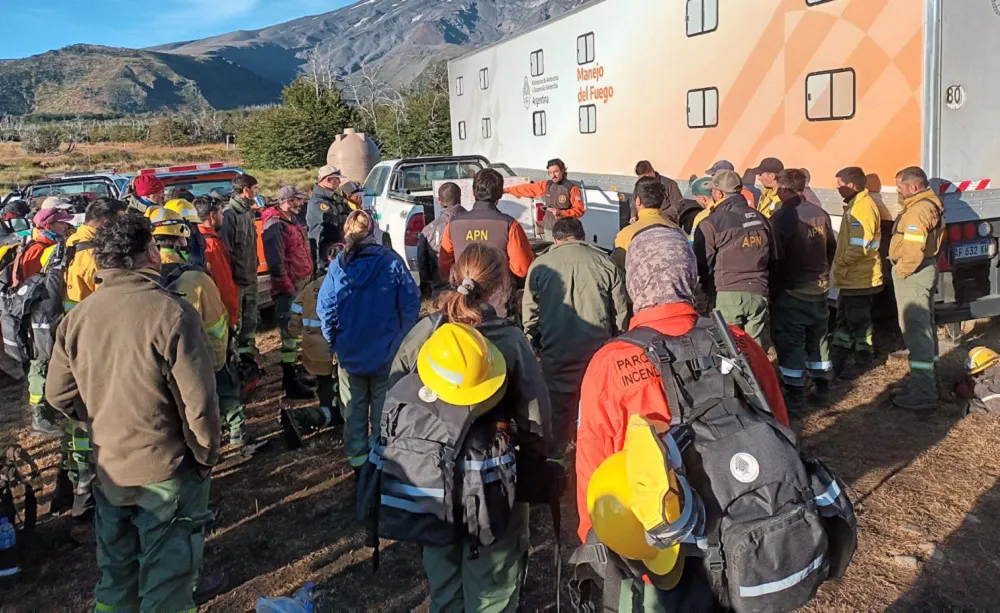 Personal en la lucha contra el incendio en el PN Lanín
