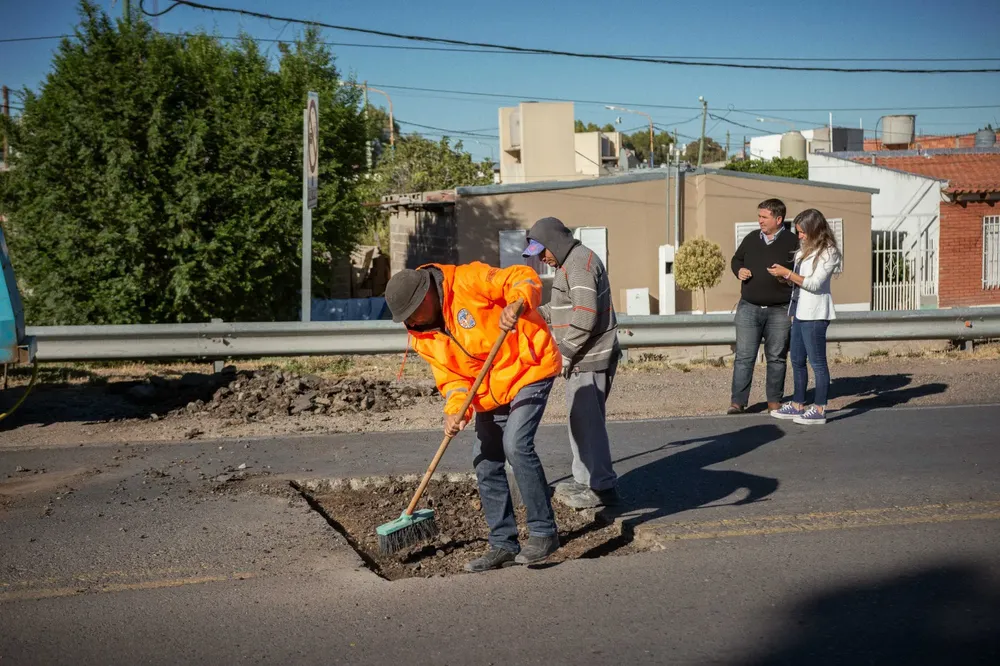 Obras Públicas de Rawson realiza trabajos de bacheo en el Puente “Néstor Kirchner”