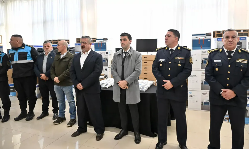 Entrega de equipamiento a la Policía