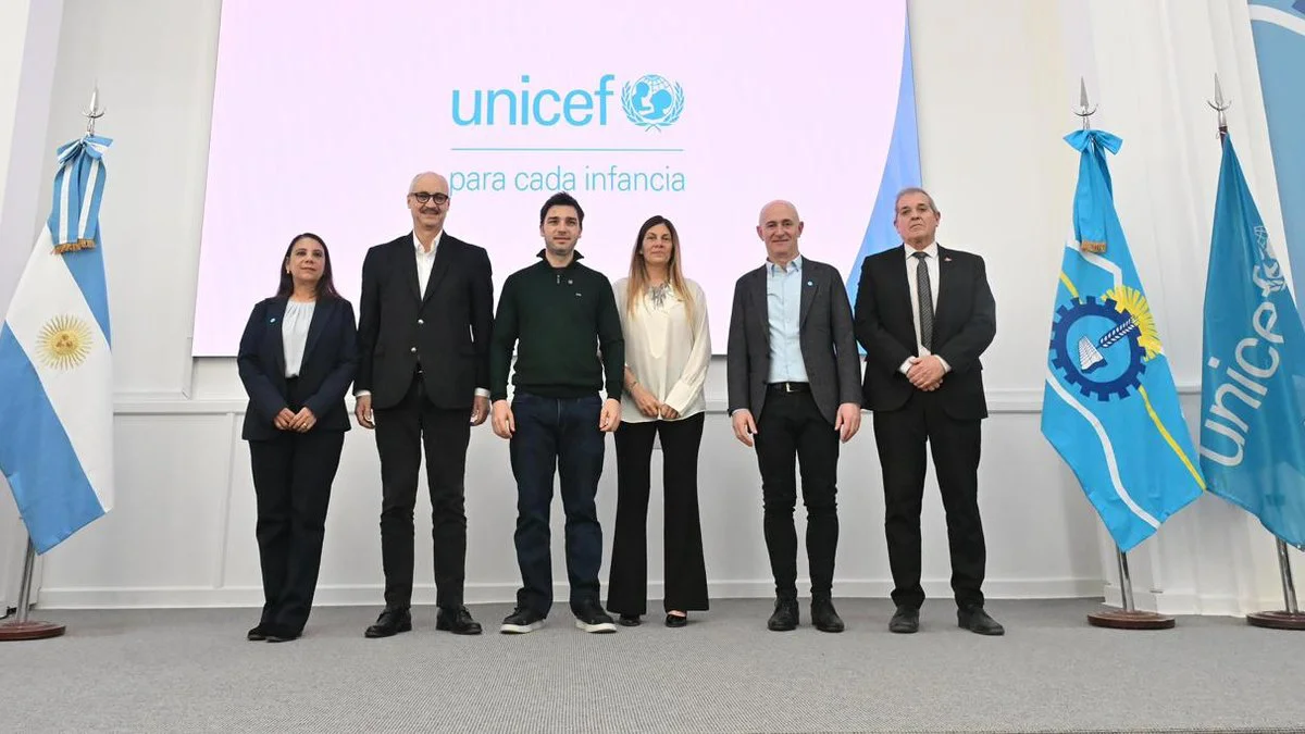 Ignacio Torres con autoridades de UNICEF