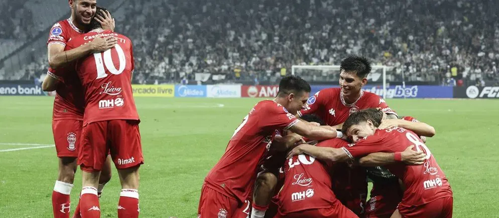 Huracán le ganó a Corinthians y logró la primera victoria de su historia en Brasil