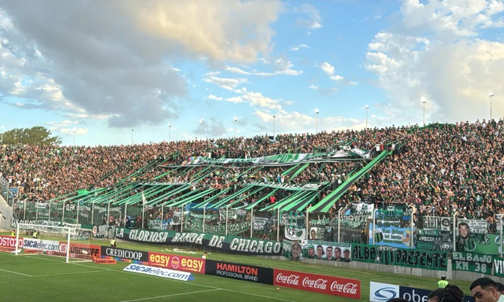 Hinchas de Nueva Chicago. Foto Vermouth Deportivo