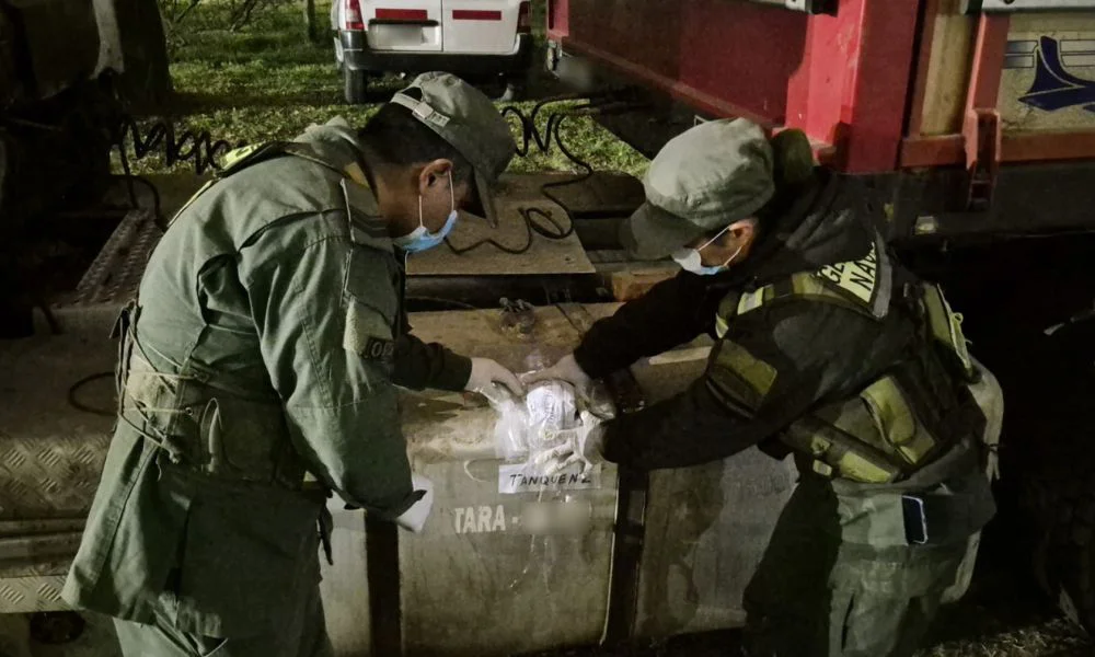 Un camión escondía éxtasis líquido en tanques reformados