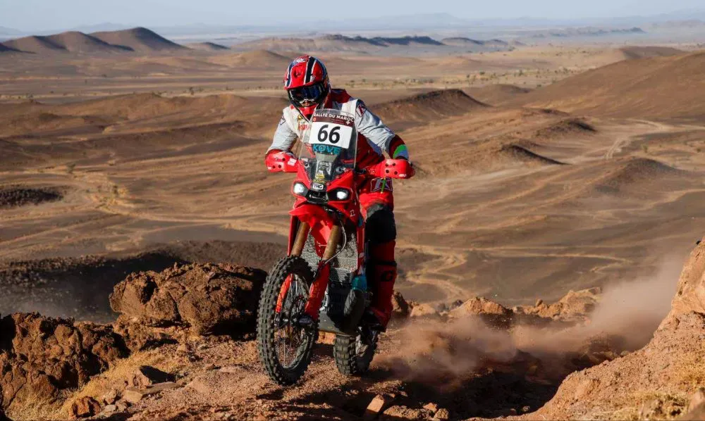 Neels Theric caminó más de 2 kilómetros bajo el sol empujando su moto