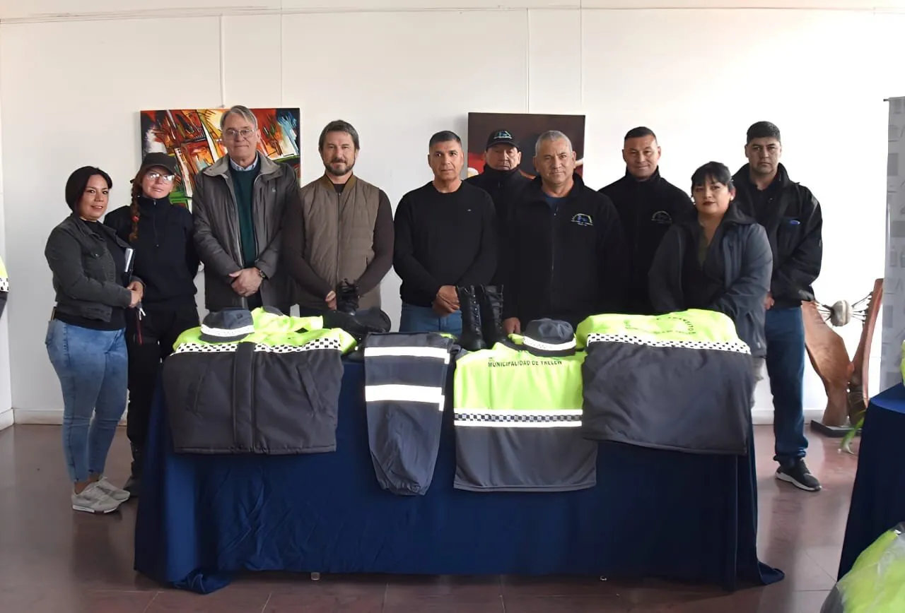 Entrega de indumentaria y motos al área de Tránsito