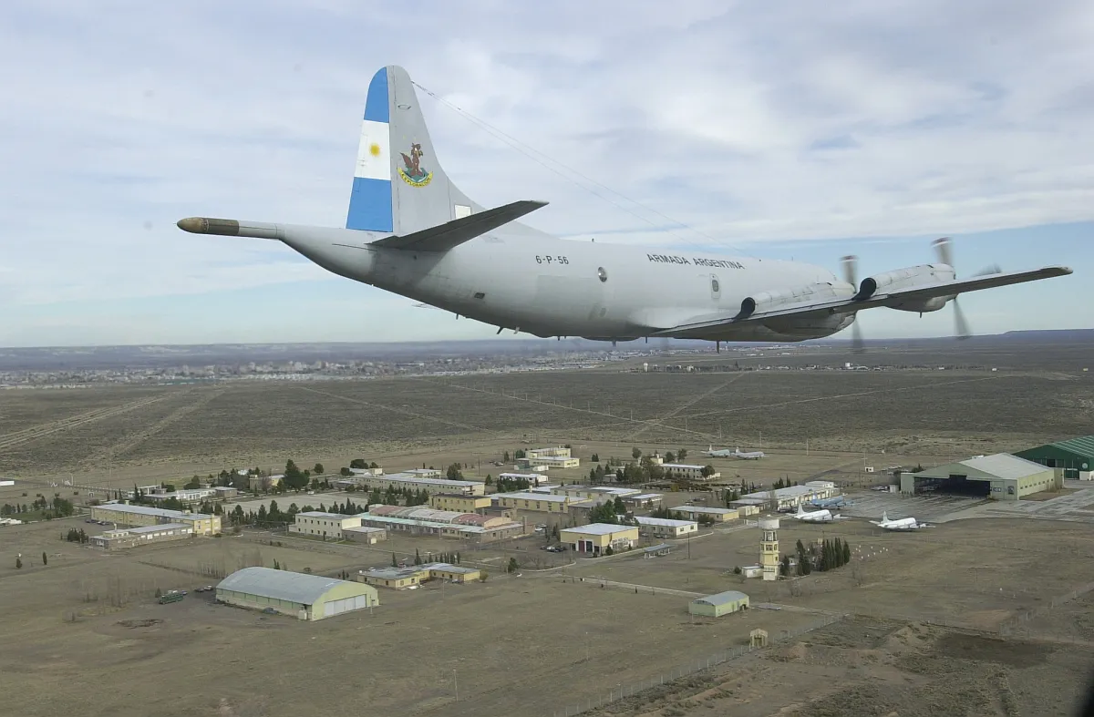 Un ORION sobrevolando la Base Zar de Trelew Foto: Histarmar