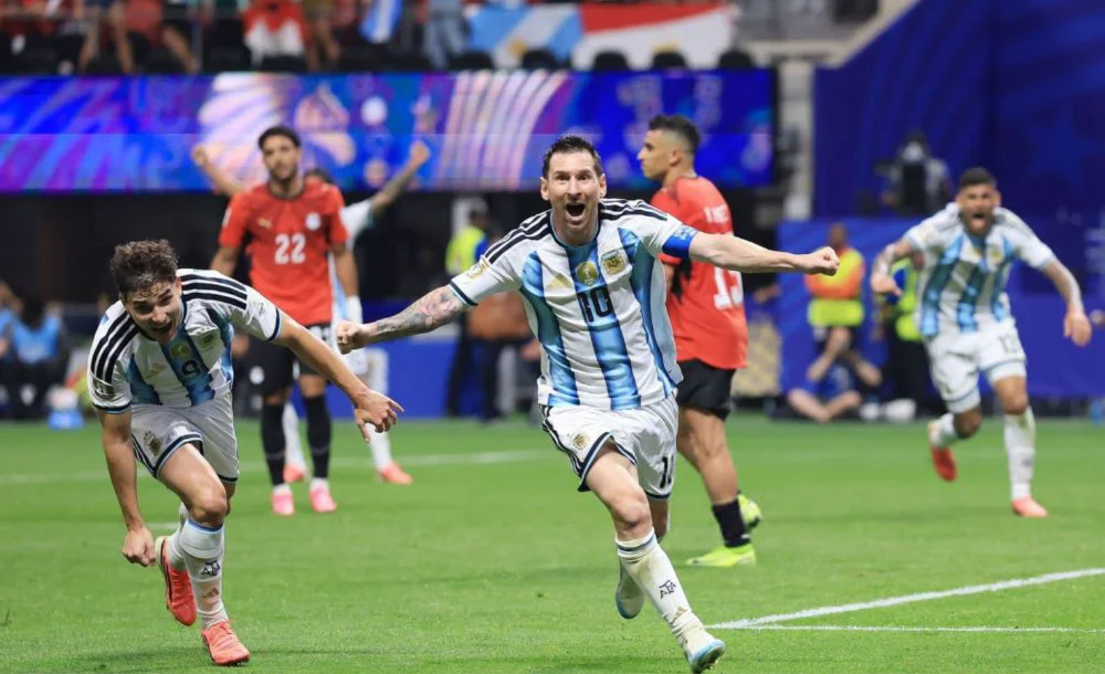 La Selección Argentina con Messi pasó de una derrota que parecía definitiva a una clasificación inolvidable.