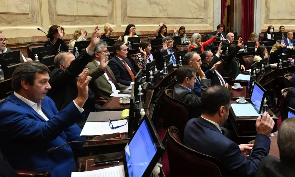 Senadores votando