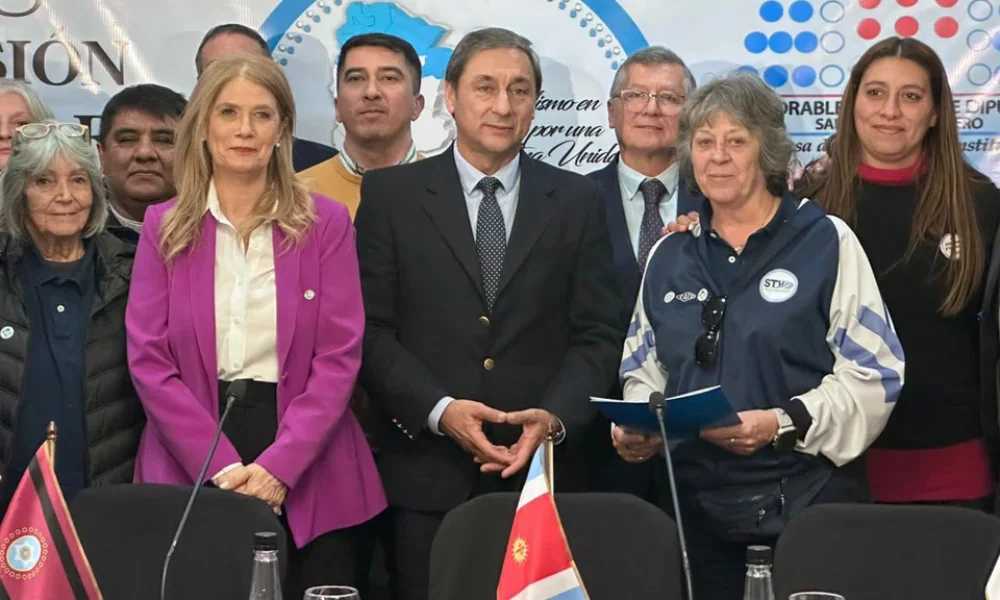 Graciela Aleñá y miembros del Parlamento del Norte Grande (N A)