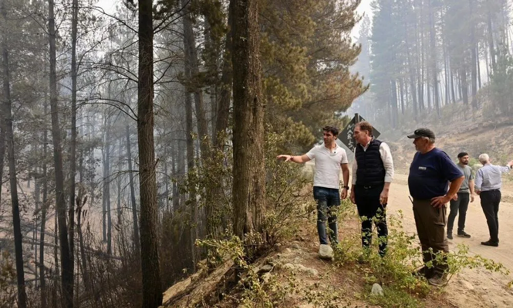 Torres y Santilli recorriendo la zona incendiada