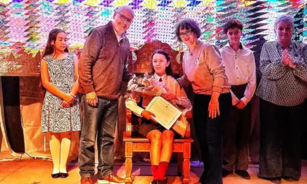 Secretario de Cultura y Educación, Gustavo De Vera junto a los ganadores