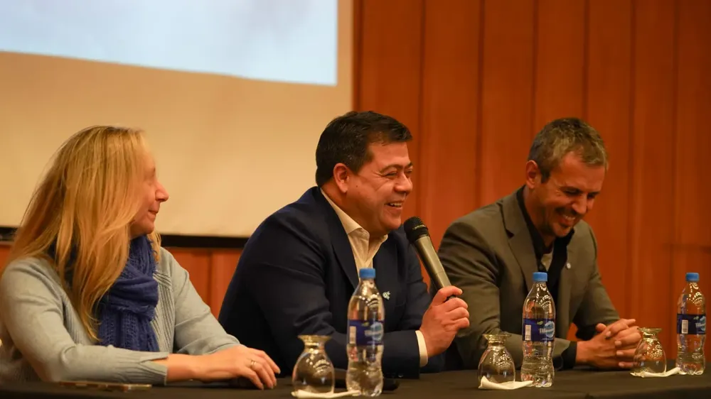 César Treffinger reconociendo la llegada de Karina Milei y Martín Menem a Chubut