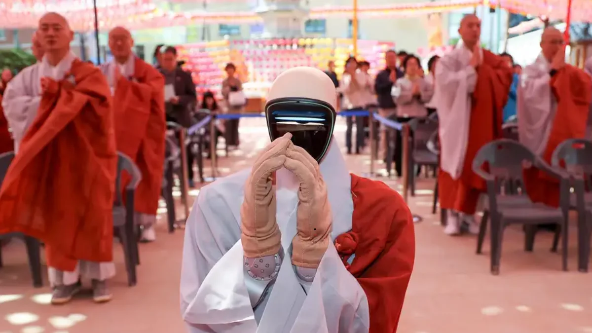 El robot Gabi completó el ritual de iniciación budista sugye en el templo Jogyesa de Seúl.