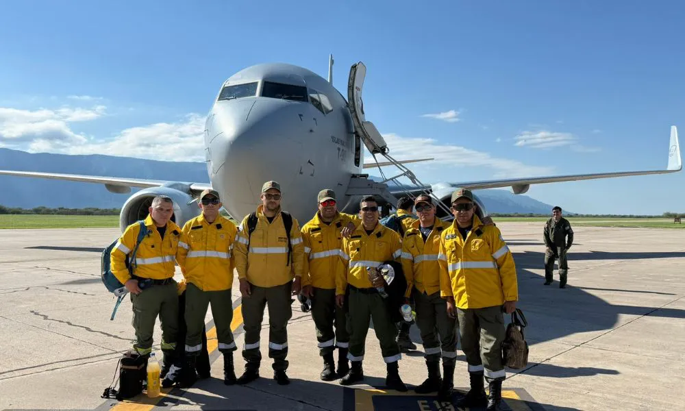 Vuelo de la Fuerza Aérea con brigadistas 2