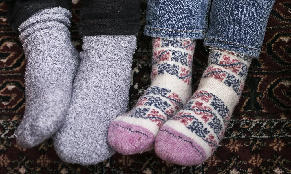 pares de pies con medias de invierno Foto: Freepik