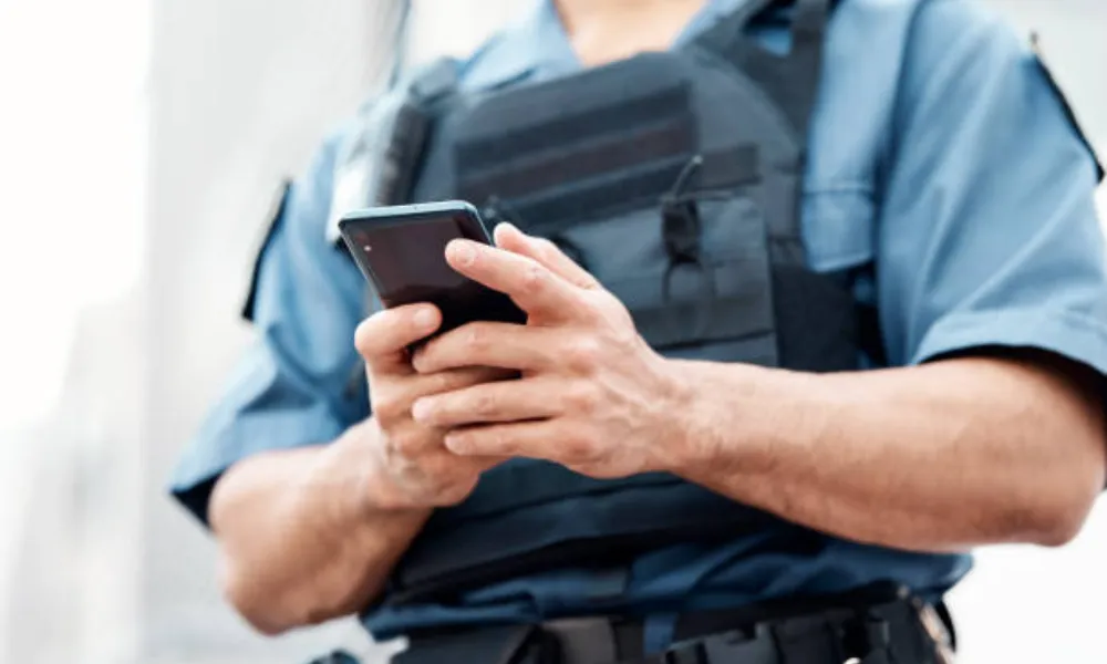 Policías con celulares