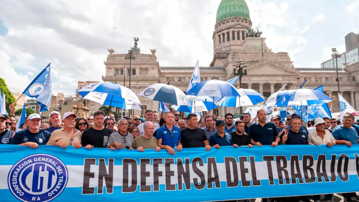 Miembros de la columna de la CGT marchan frente al Congreso contra la reforma laboral