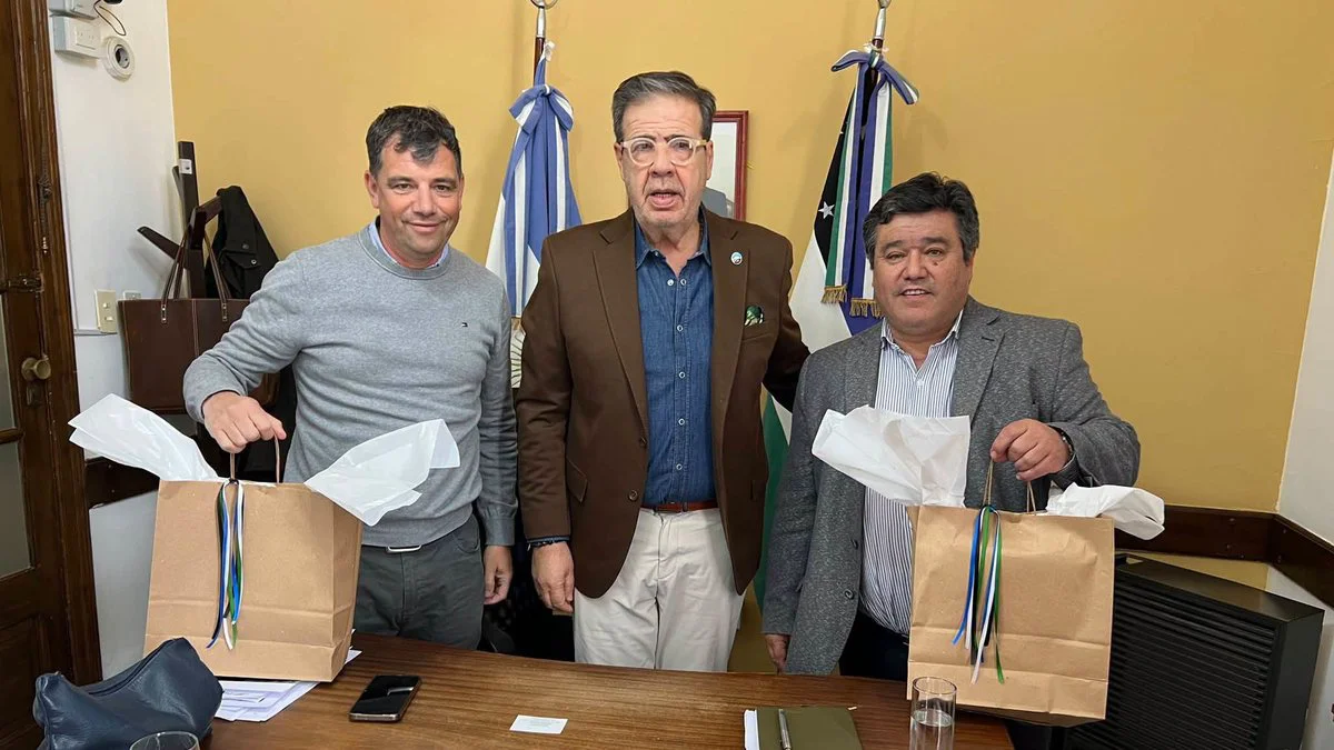 Adrian Casadei junto a directivos de la Cooperativa Obrera