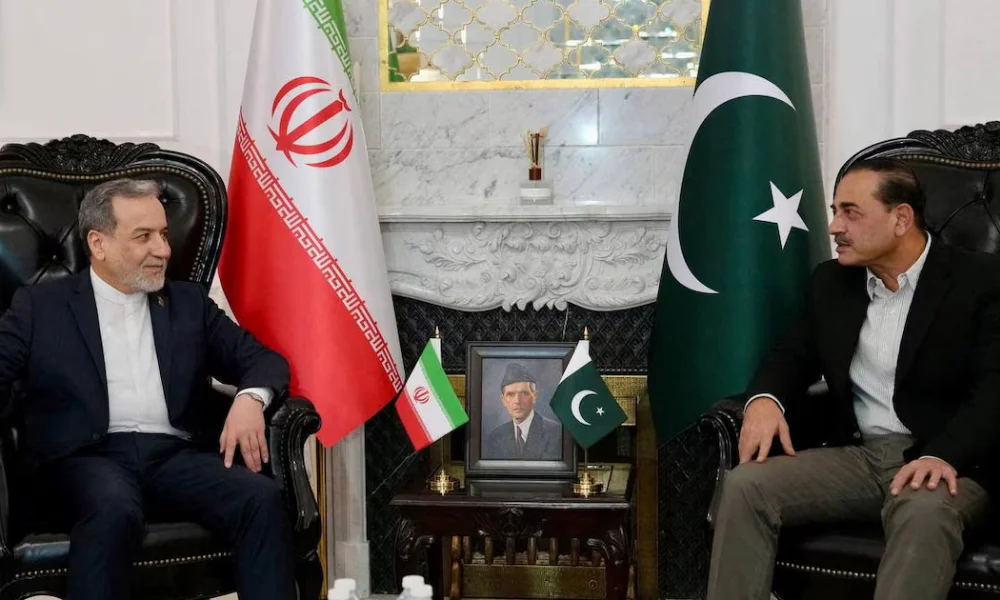La visita a Mascate se da luego de una escala previa en Pakistán.