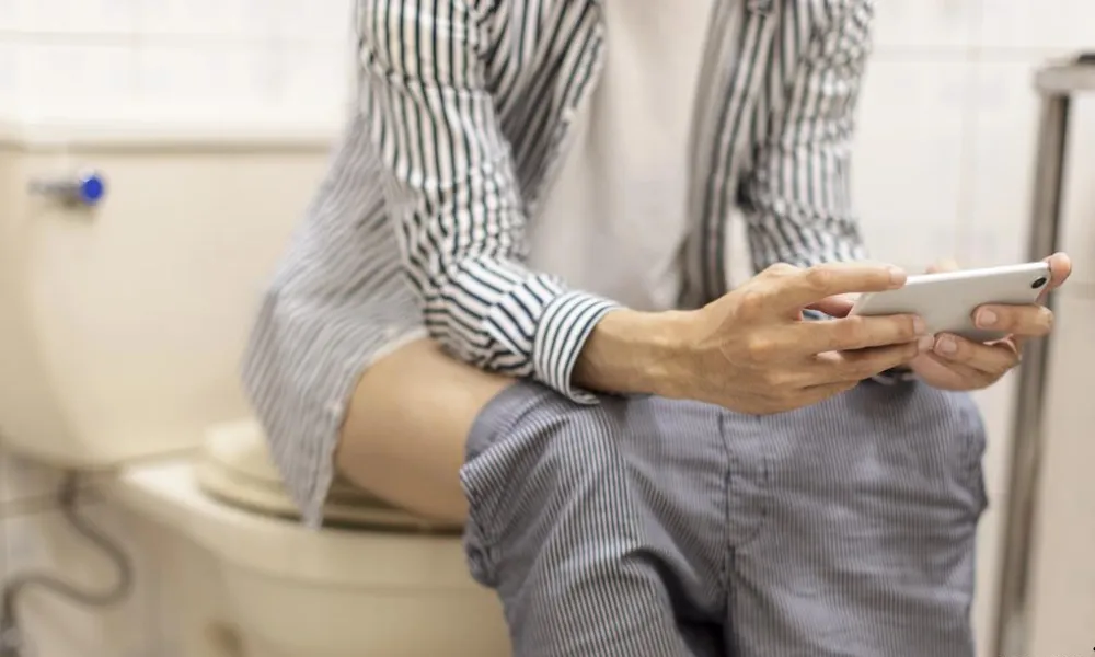 Llevas tu teléfono al baño