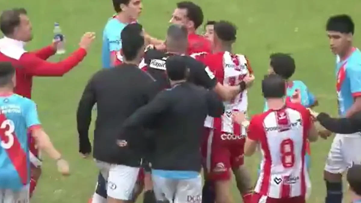 Batalla campal en el partido entre Arsenal y Talleres de Escalada foto captura de video A24