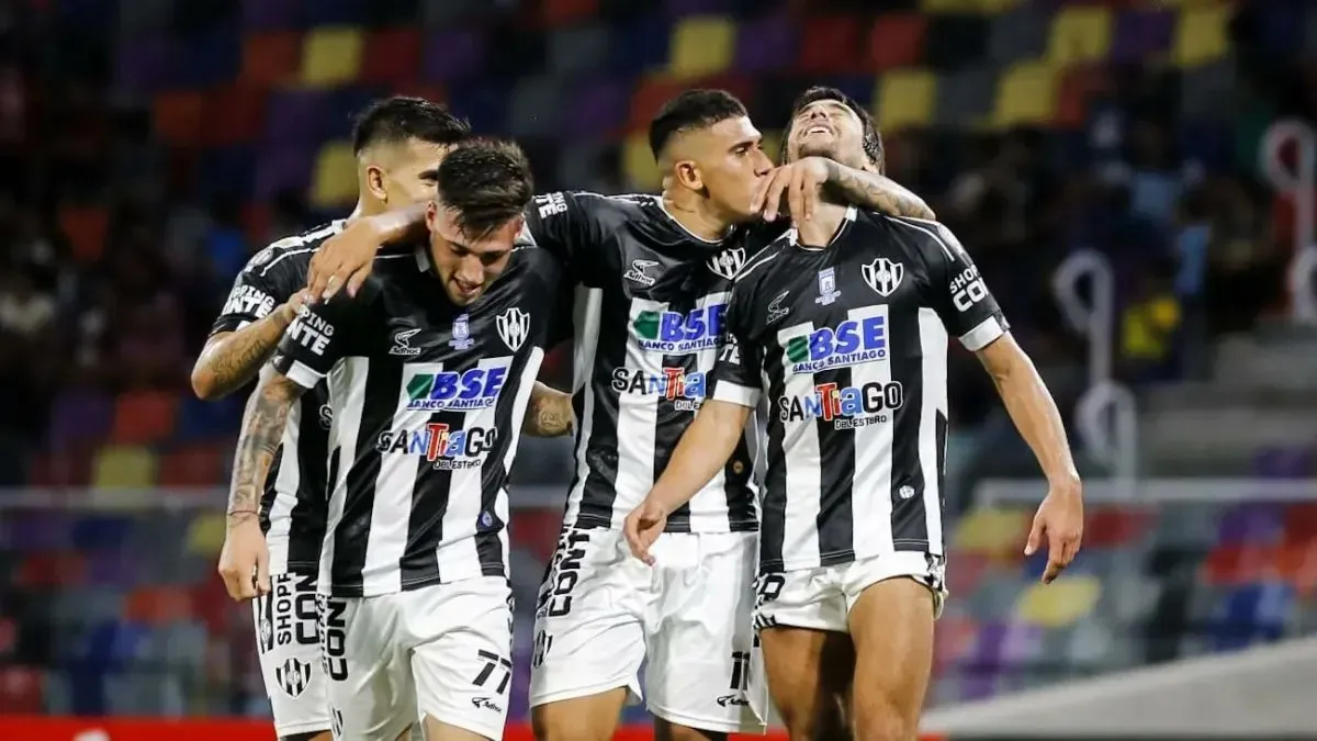 Central Córdoba se juega su futuro en la Copa Libertadores ante Liga de Quito. El empate lo clasifica, pero la altura pesa.