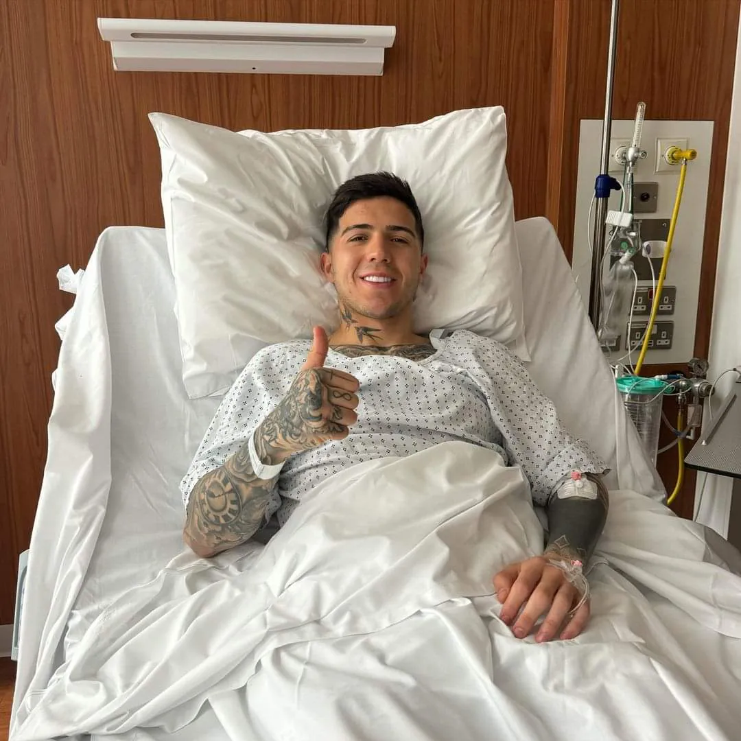 ENZO FERNÁNDEZ PASÓ POR EL QUIRÓFANO