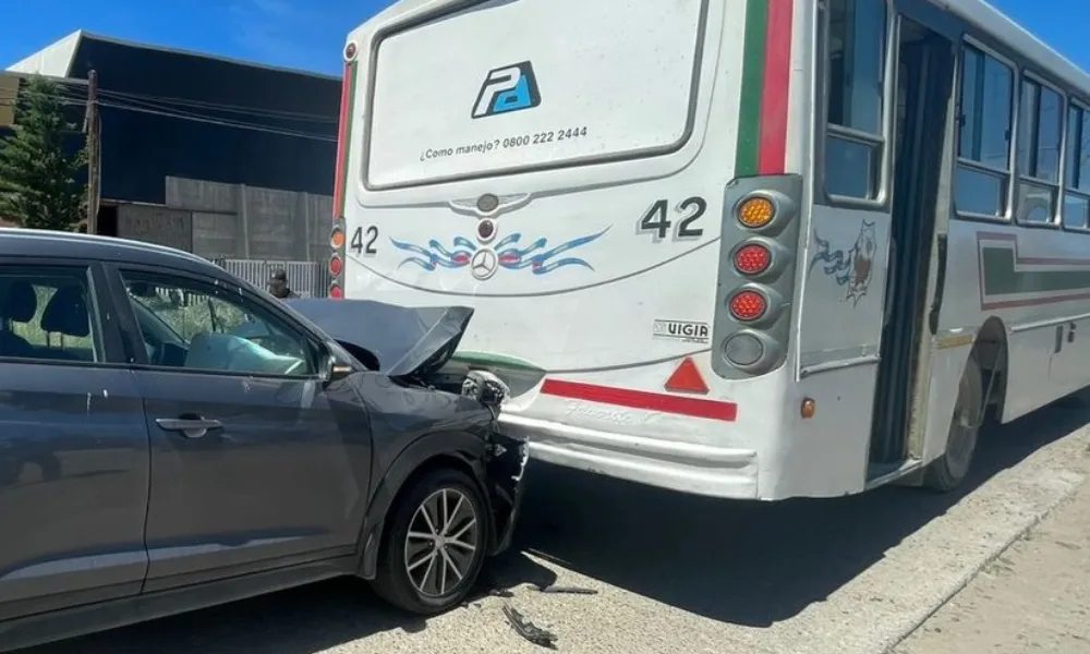 Choque entre auto y colectivo que frenó de golpe