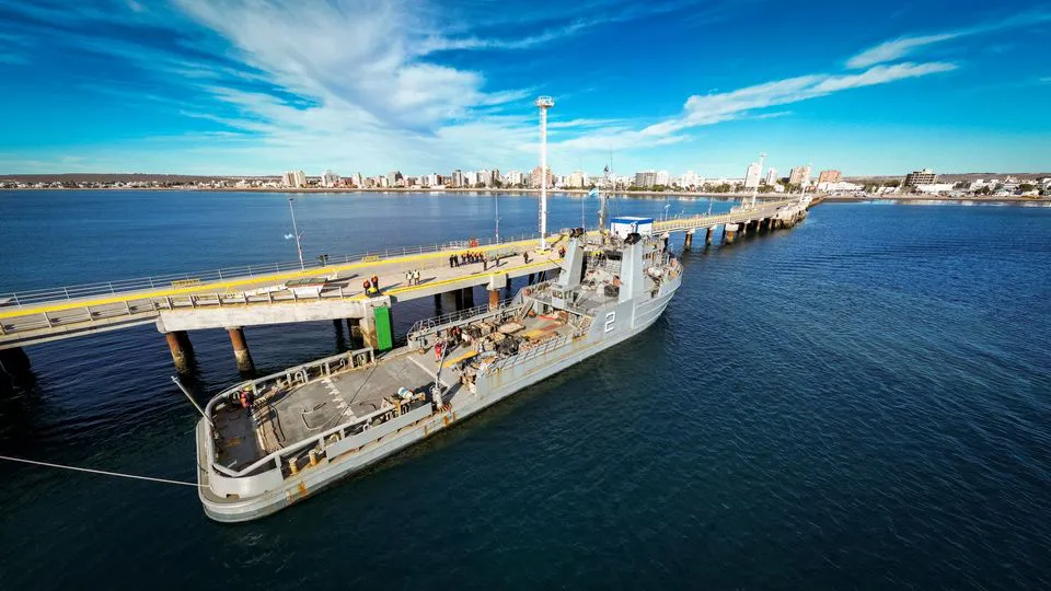 Ara Teniente Olivieri en el muelle Piedrabuena