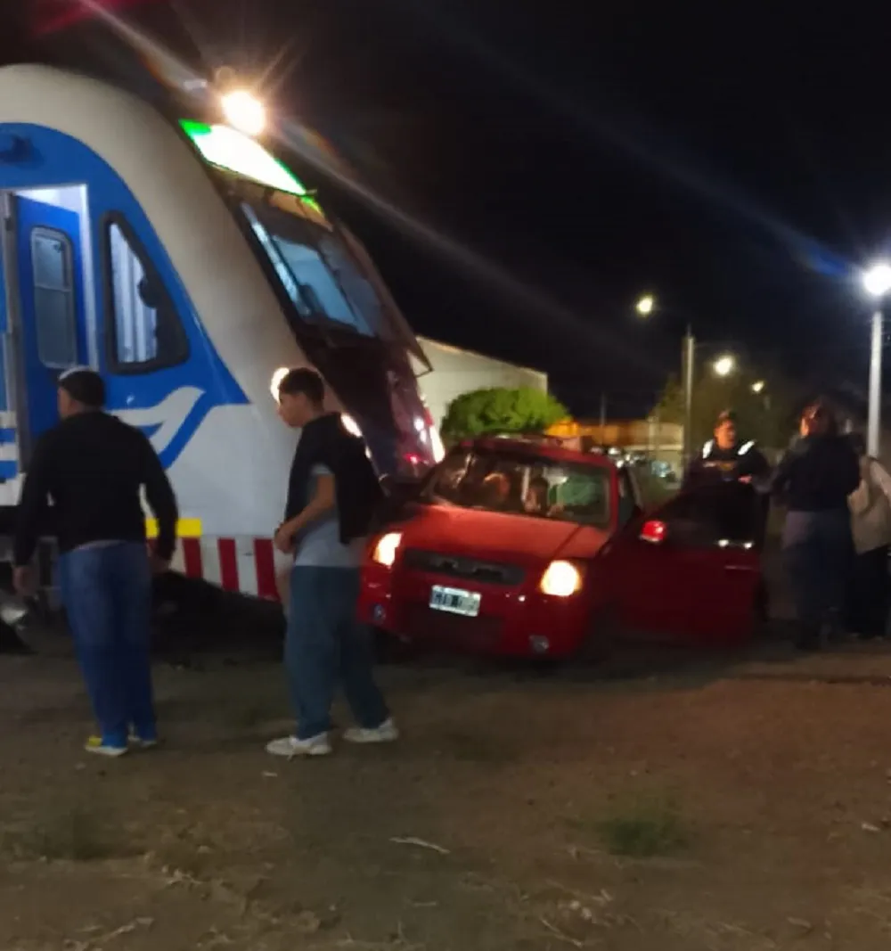 Camioneta fue embestida por el Tren del Valle en Plottier
