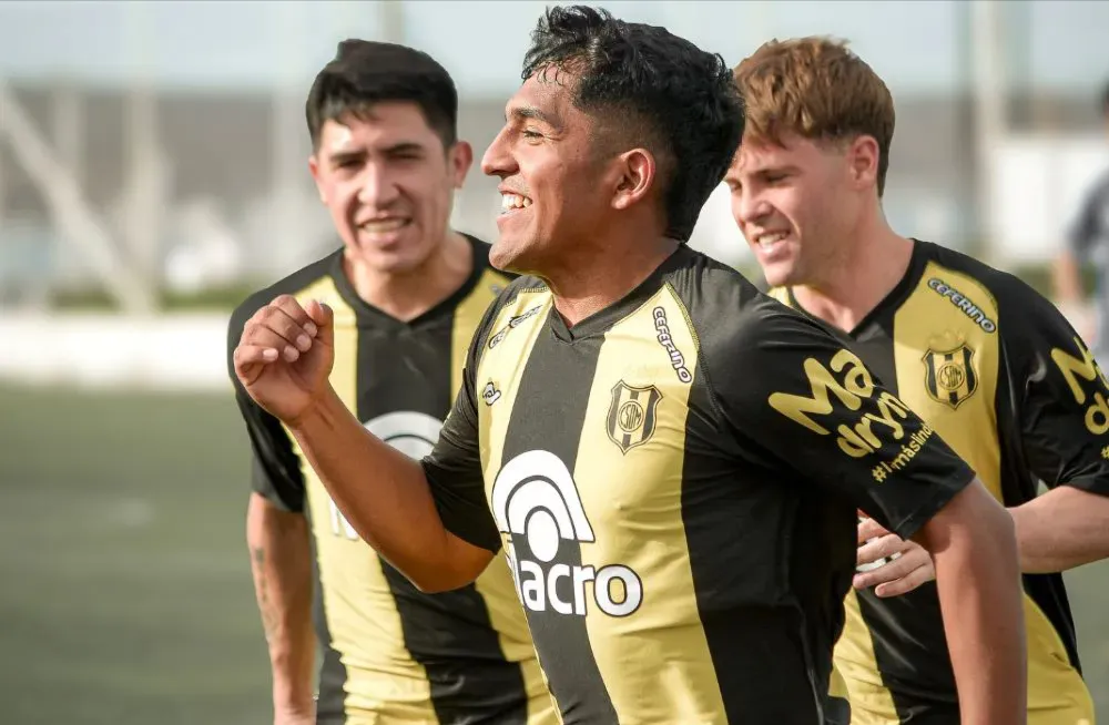 Deportivo Madryn goleó 3-0 al CEC en un duelo directo por la cima