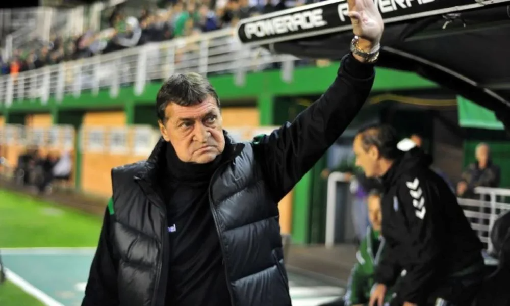 El Decano confirmó al experimentado entrenador tras la salida de Colace.