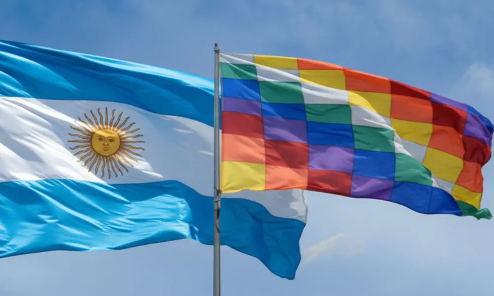 Bandera argentina y bandera de los pueblos originarios